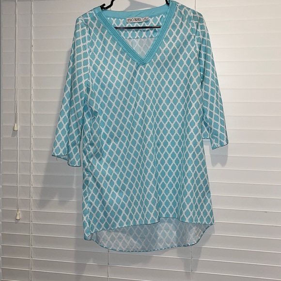 ☀️ 3/$15 ☀️ Teal patterned shirt - Picture 1 of 4